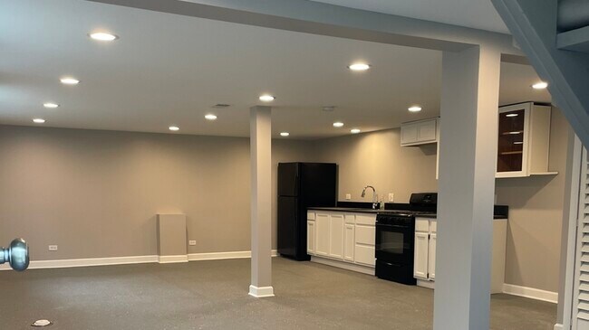 Building Photo - 8422 S Buffalo Ave