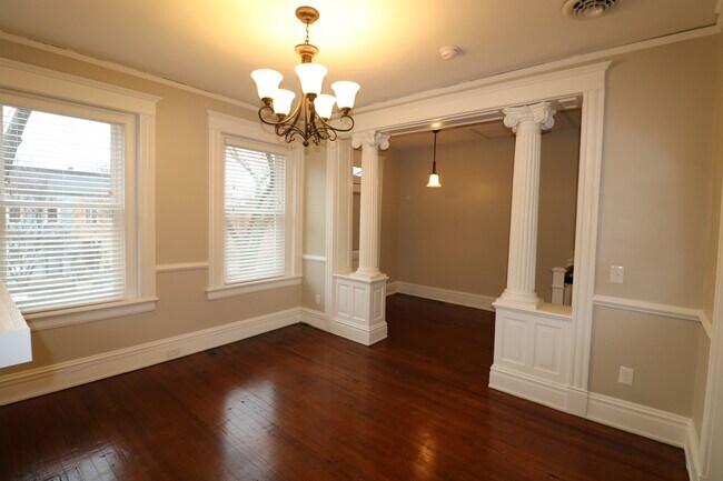 Sala de estar y un pequeño espacio para un escritorio. - 2203 Floyd Ave