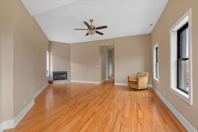 Building Photo - 3 bedroom in Chicago IL 60642