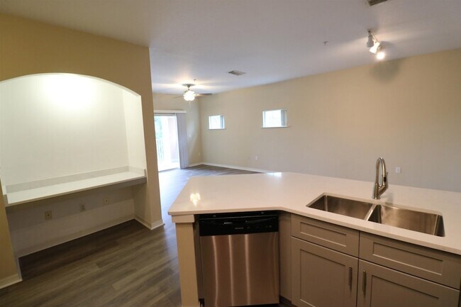 Building Photo - 560 Florida Club Blvd