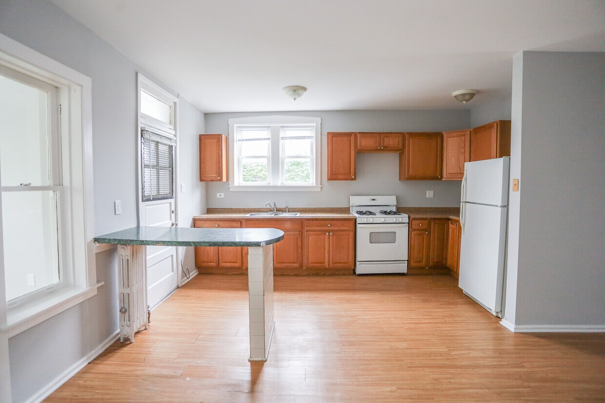 4528 W Lawrence Ave Unit 3, Chicago, IL 60630 Condo for Rent in