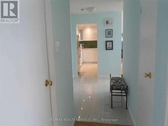 Building Photo - 3700 Kaneff Crescent
