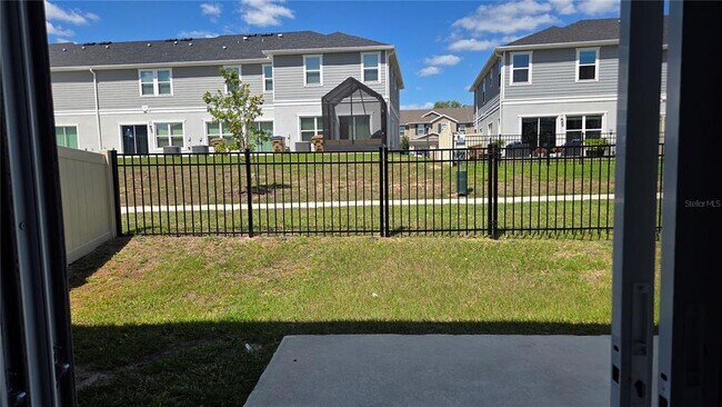 Foto del edificio - 728 Stoney Pointe Cir