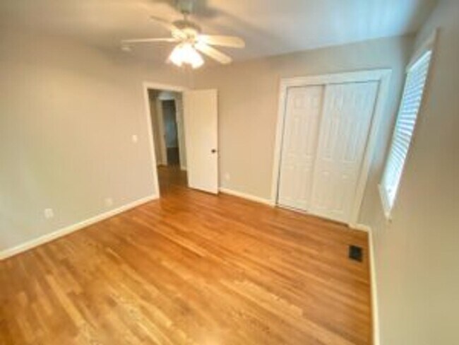 Building Photo - Student Housing in South Rosewood!