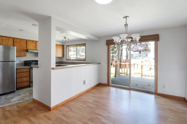 Building Photo - 3 Bed 2 Bath - Groups Per Approval - Dog Friendly - Fenced Yard