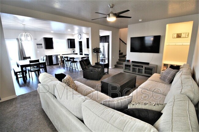 Building Photo - 133 S Baraya Way