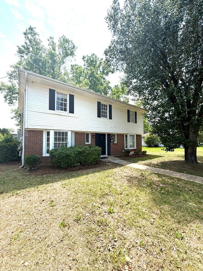 Building Photo - ** 4 bed 2.5 bath located in Edgewood ** Call 334-366-9198 to schedule a self tour