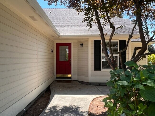 Foto del edificio - 5774 Parchment~Gorgeous Bristol Heights Ho...
