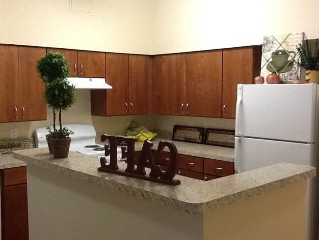 Cocina del apartamento modelo - Victory Square Senior Apartments
