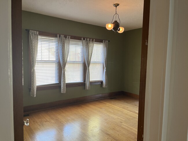 Building Photo - 516 S Crawford Ave