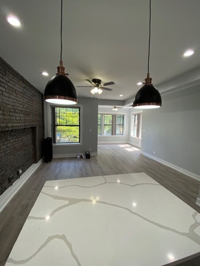 Foto del edificio - 7644 N Eastlake Ter