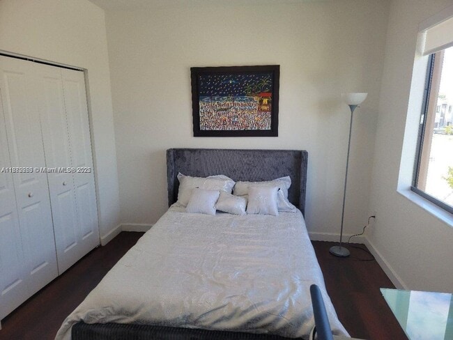 Foto del edificio - 796 NE 208th Ln