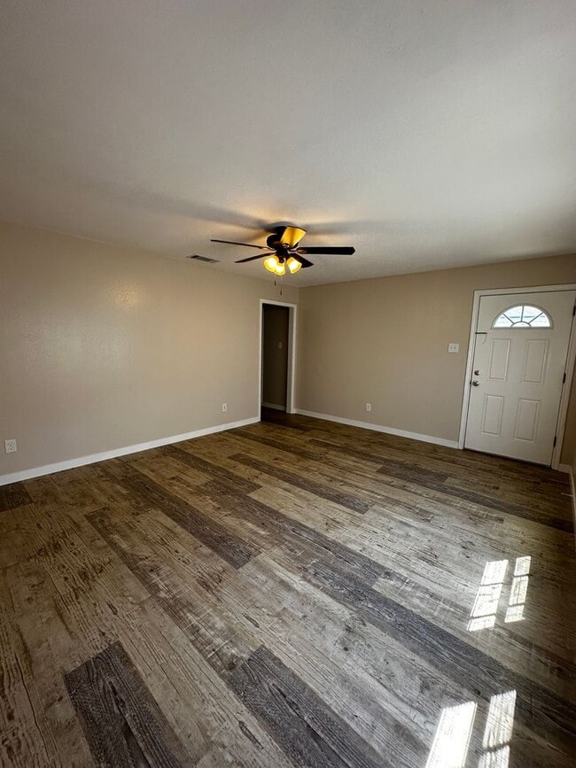Building Photo - Beautifully updated 2 Bedroom duplex in PT