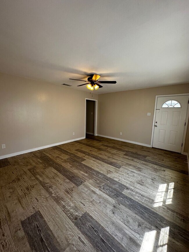 Foto del edificio - Beautifully updated 2 Bedroom duplex in PT