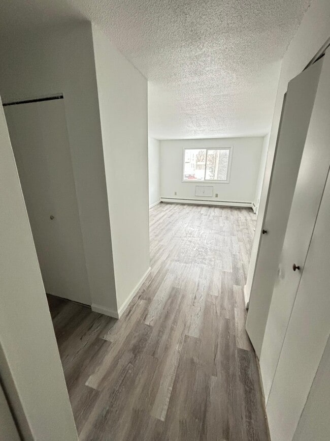 Building Photo - Crestview Apartments