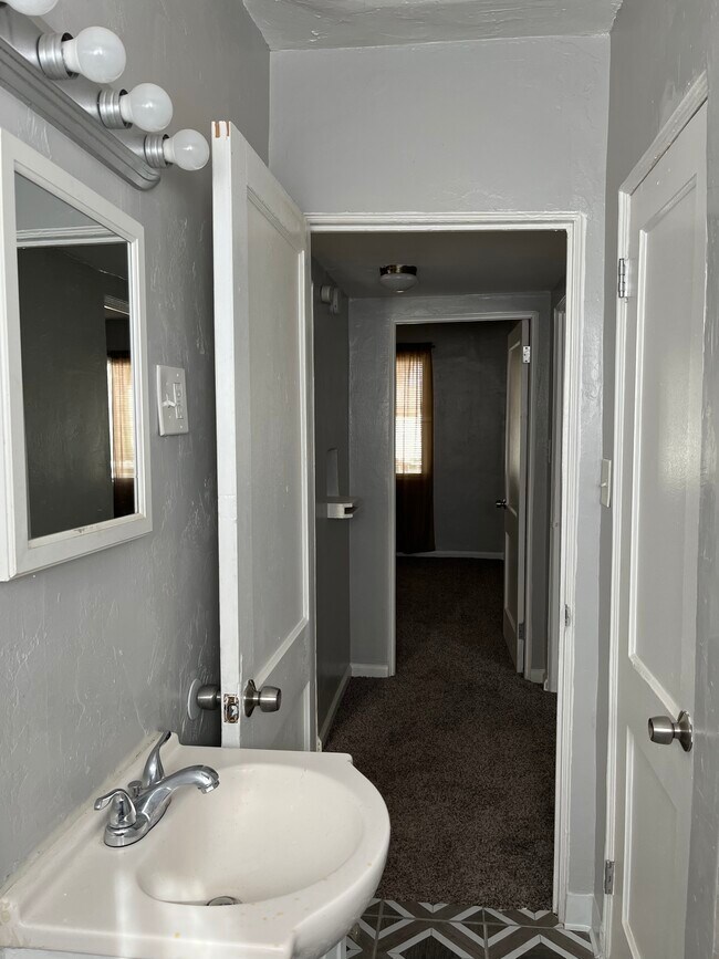 Building Photo - 8172 Valley View Dr