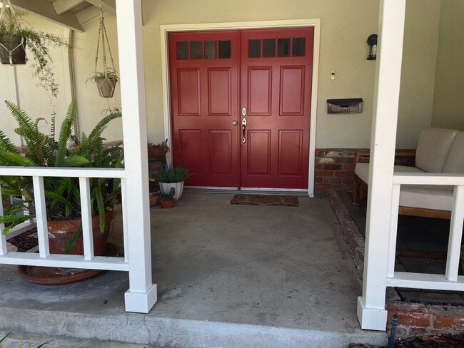 Building Photo - Spacious East Ventura 4 Bedroom 2 Bath Pool Home