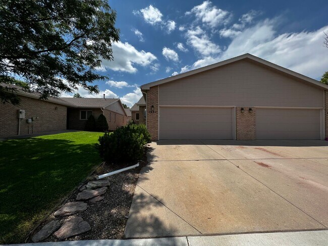 Building Photo - 4 Bed 3 Bath Townhouse in West Fort Collins!
