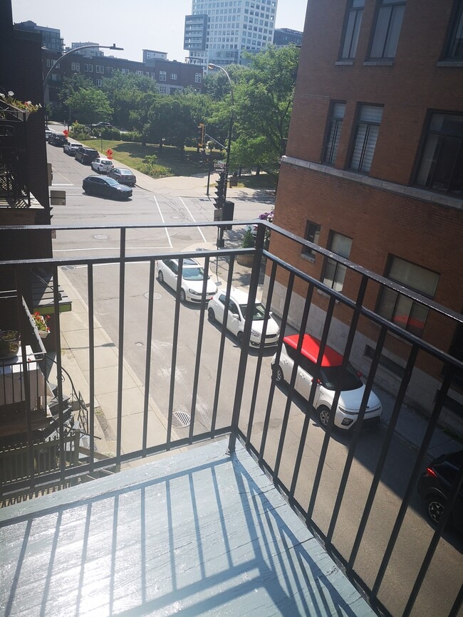 Building Photo - 989 Rue Saint-André