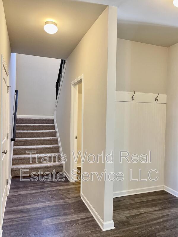 Building Photo - 7260 Silk Tree Pointe