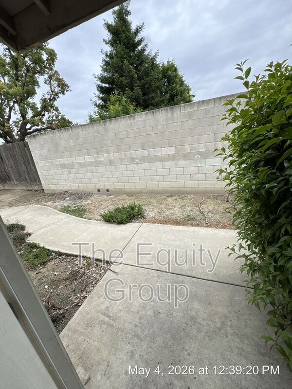 Building Photo - 2421 W Sunnyside Ave