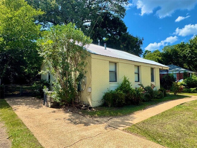 Foto del edificio - 208 Bradley Dr