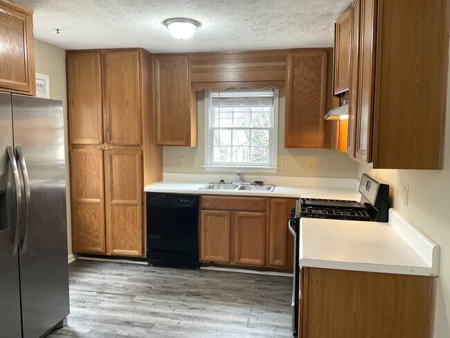 Building Photo - 144 Robin Hood Dr