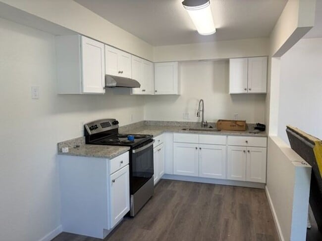 Building Photo - Beautiful newly remodeled 2/1 apartment!