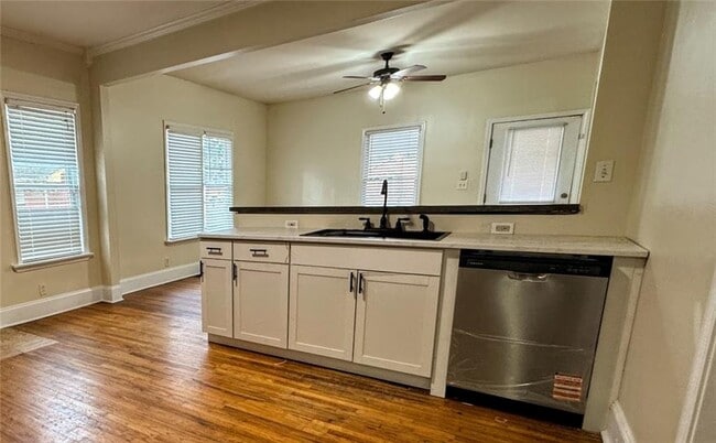 Building Photo - 1637 Columbia Dr