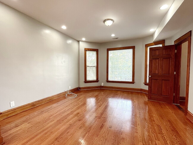 Building Photo - 2439 N Avers Ave