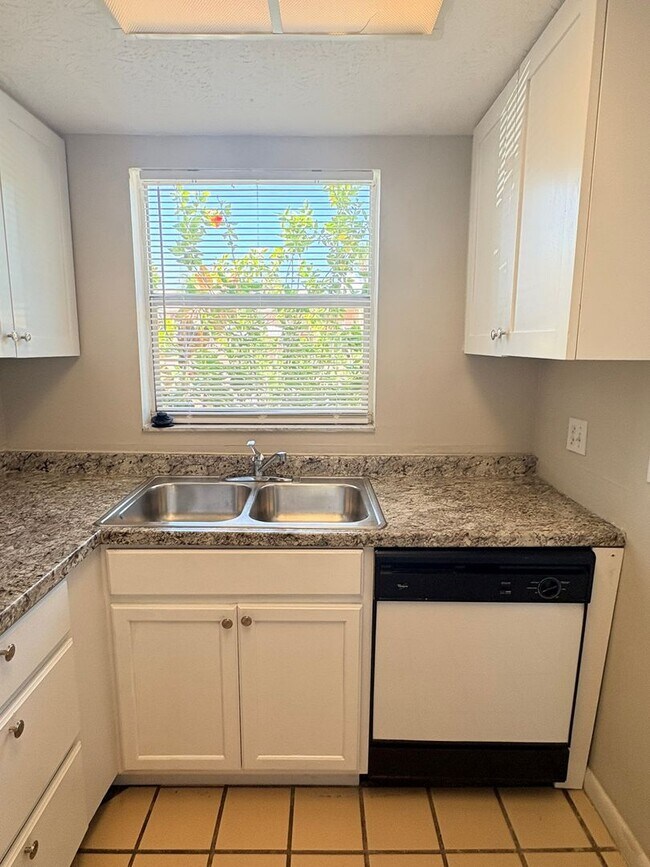 Building Photo - 2/1.5 Townhome for Rent in Cape Coral