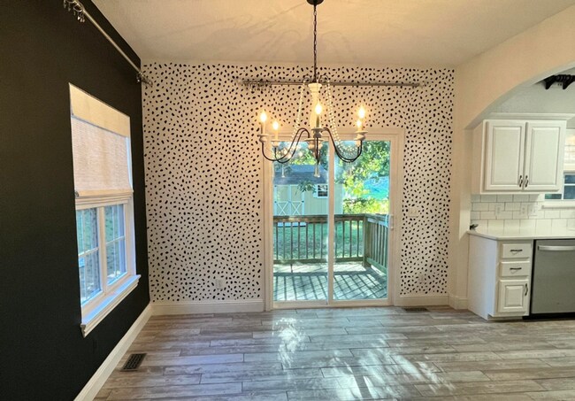 Building Photo - 415 E Ivy Rd