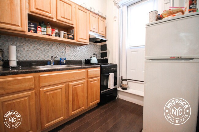 Building Photo - 372A Bainbridge St