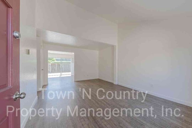 Foto del edificio - 3 Bedroom, 2 Bath Creekside Condo Available Now!