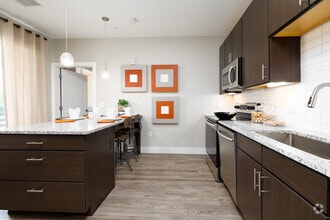 1BR, 1BA - 823SF - Kitchen - FalconView