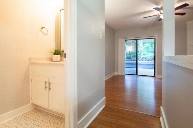 Foto del edificio - 1749 Beechwood Cir S