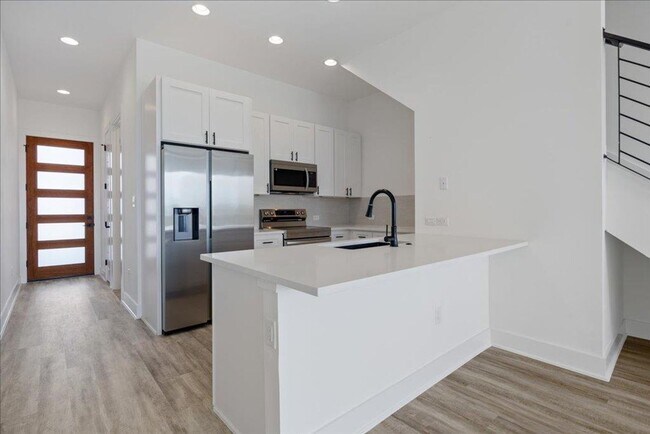 Foto del edificio - MIDTERM LEASE ACCEPTABLE!!