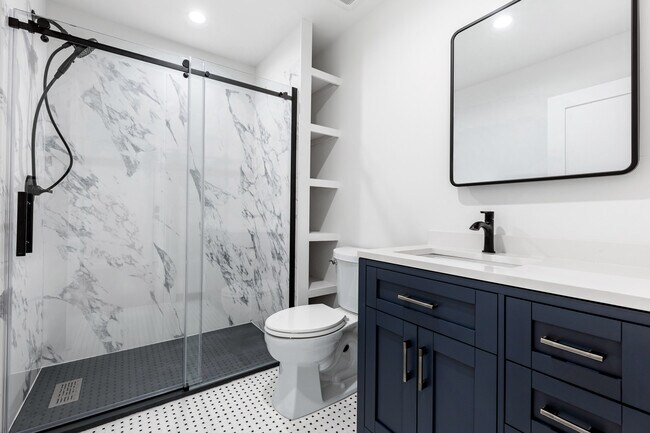 baño grande - 738 S Stanley Ave