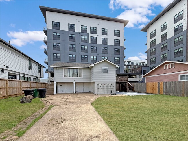 Building Photo - 914 1/2 W 21st St