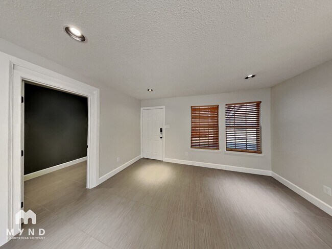 Building Photo - 5455 San Patricio Dr