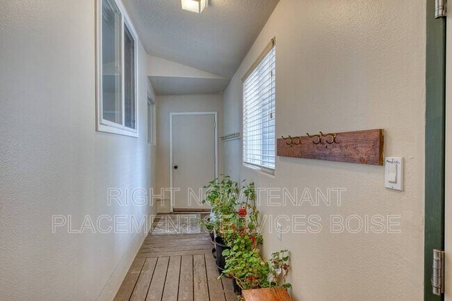 Building Photo - 147 Holiday Dr