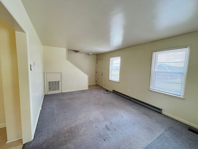 Building Photo - 2 Bedroom, 2 Bath Townhouse