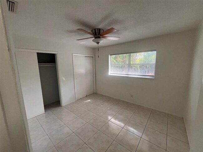 Foto del edificio - 574 NE 35th St
