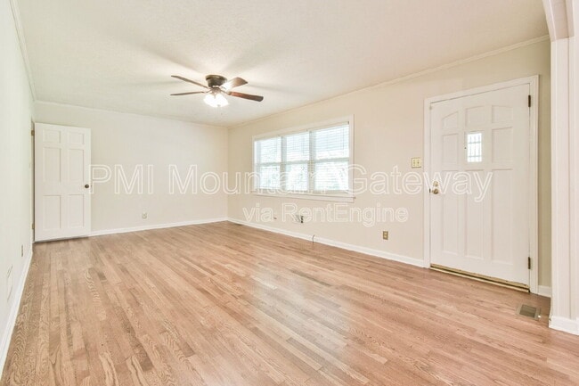 Building Photo - 158 Batson St