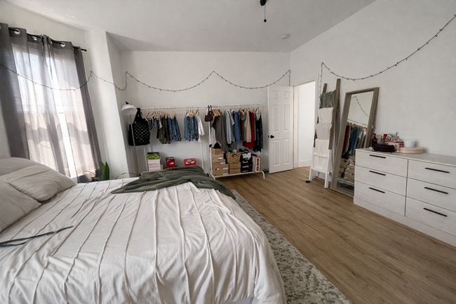 Building Photo - Bright Renovated 2-Bedroom w/ Stainless Kitchen & 1,000 Sq Ft