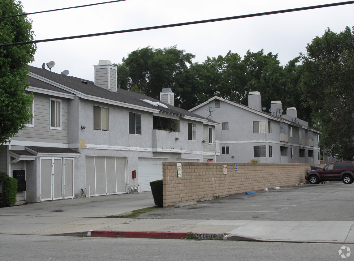 Primary Photo - 9509-9511 Flower St
