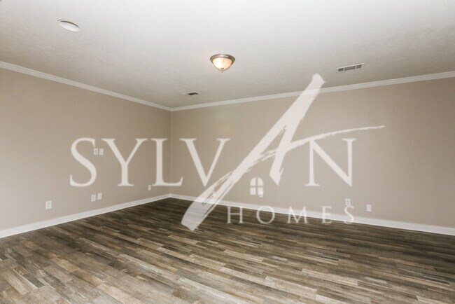 Building Photo - This 3 bedroom, 2 bathroom home on approxi...