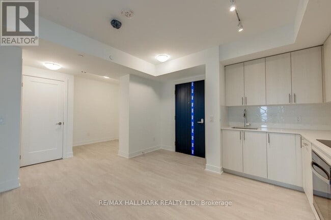 Building Photo - 2545 Simcoe St N