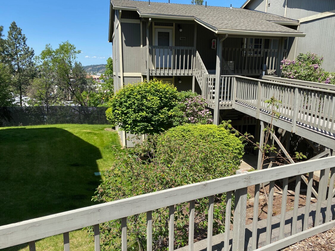 Condo building - 6019 E 6th Ave