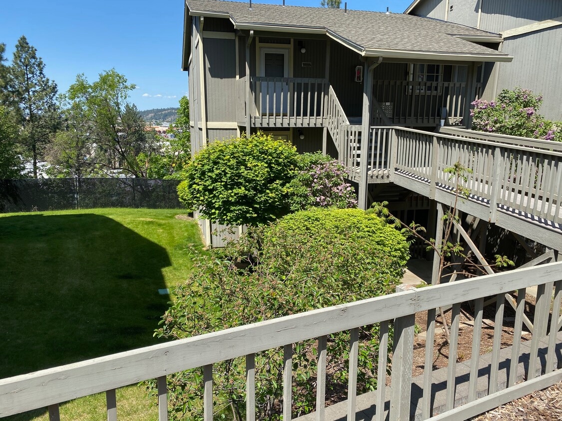 Condo building - 6019 E 6th Ave